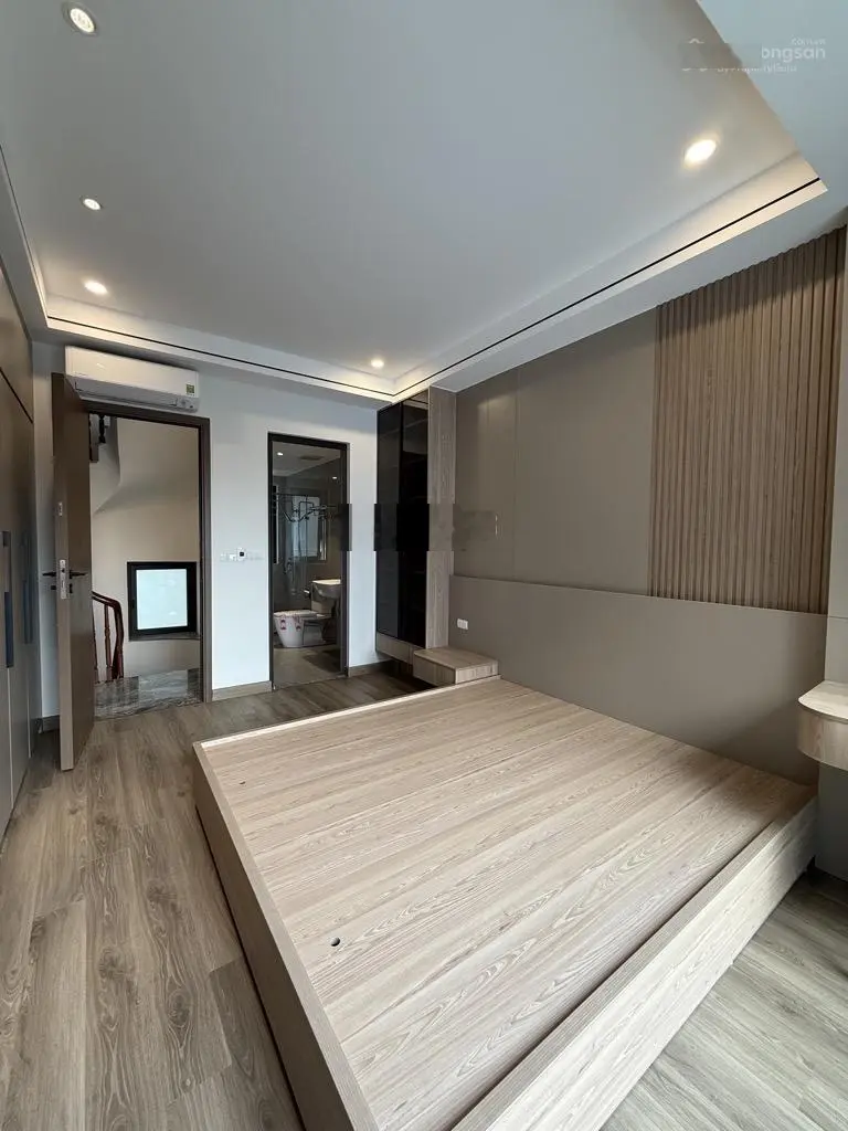Thạch bàn cự khối phân lô tđc nhà mới 5 tầng ô tô đỗ cửa hơn 4tỷ