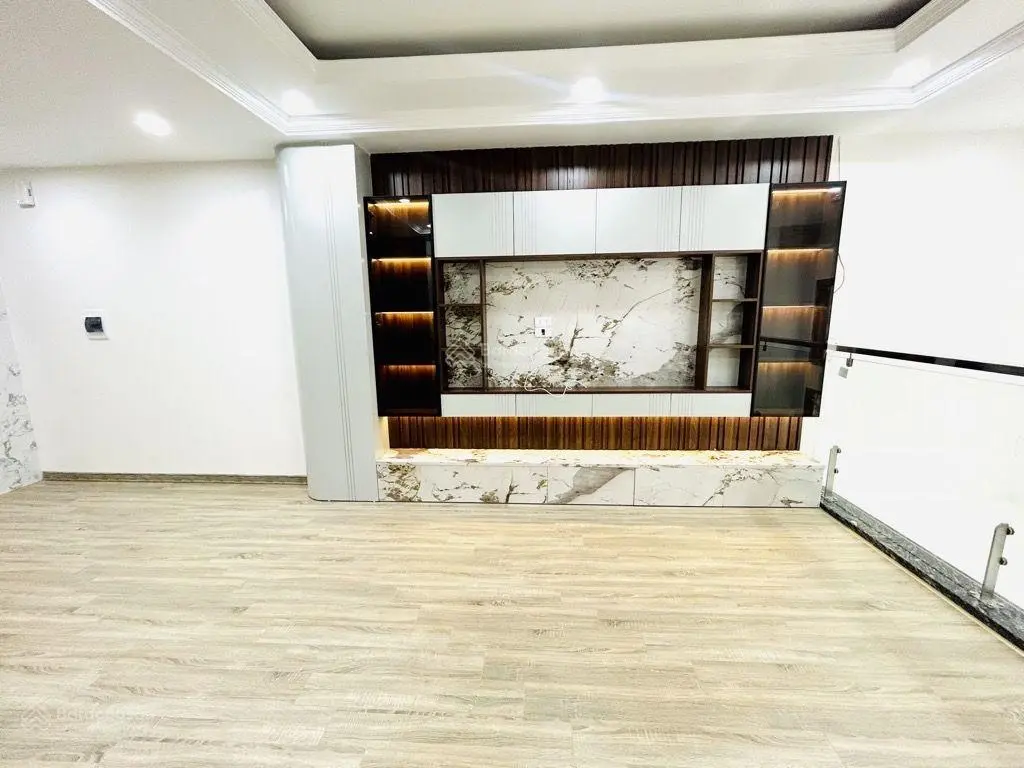 Bán nhà Thịnh Liệt, Hoàng Mai, ô tô vào nhà, sẵn thang máy, 44m2, giá tốt 12.8 tỷ