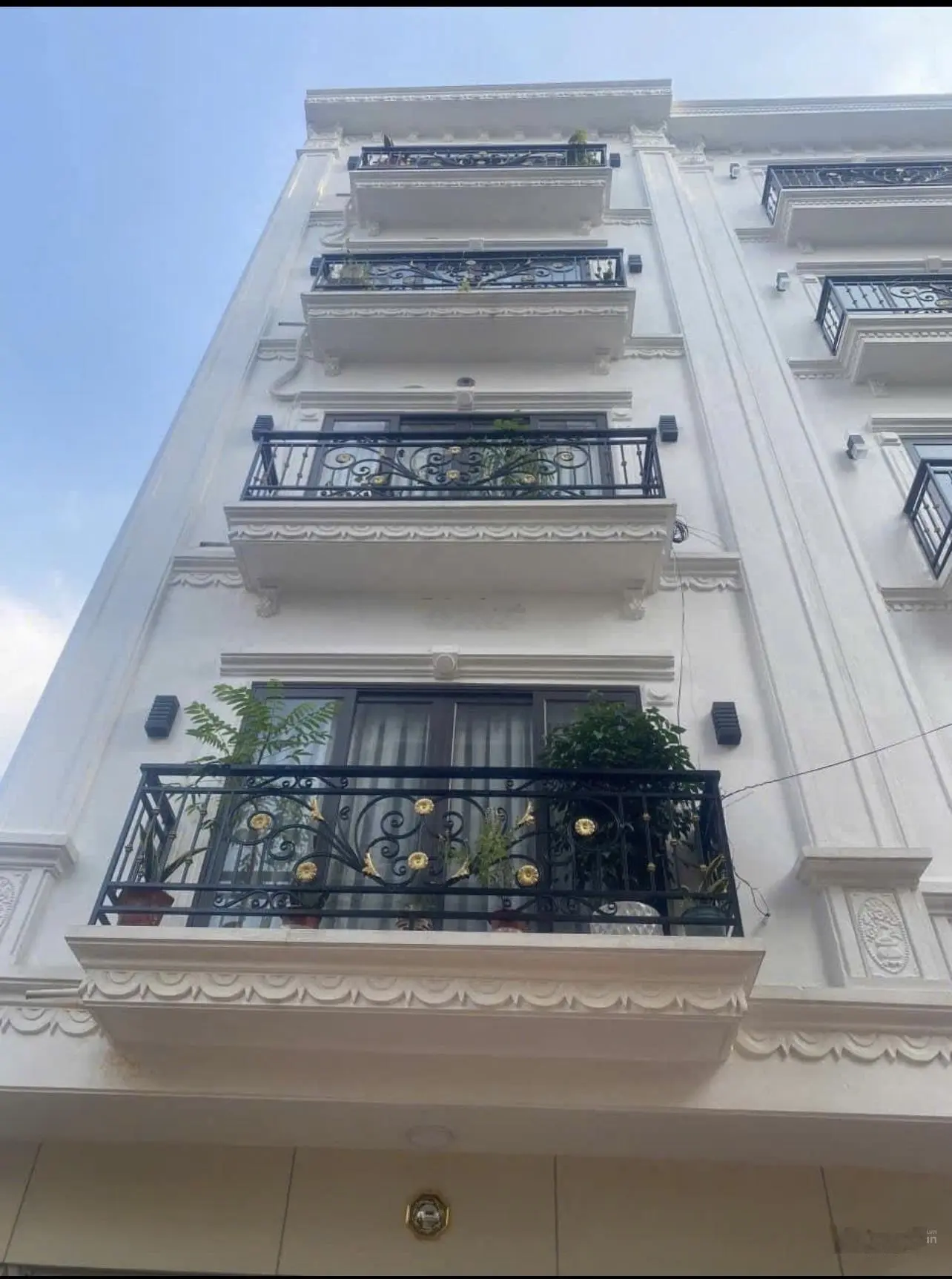 Trung tâm thanh trì - sau một nhà oto tải tránh - ôtô đỗ cửa - nhà mới thiết kế hiện đại 6 tầng