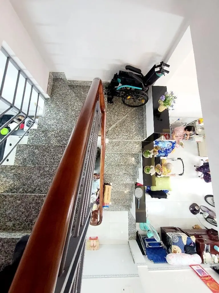 Hot, bán gấp nhà mới Chiến Lược, BT, 40m2, 2 tầng btct, hẻm xe hơi gần MT, chỉ 3 x tỷ