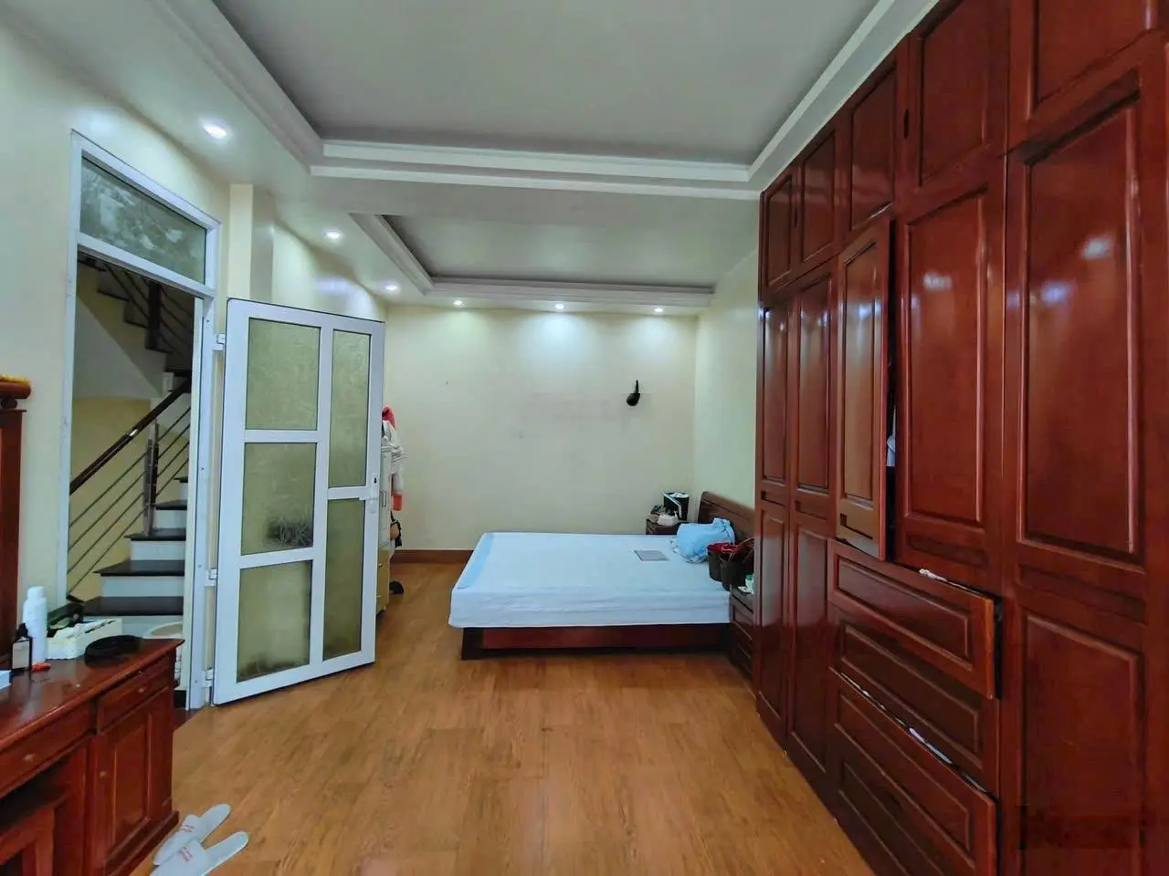 Phố lê lợi - ngõ ô tô 8m - cách mặt đường chính 20m nhà 5 tầng chắc chắn .