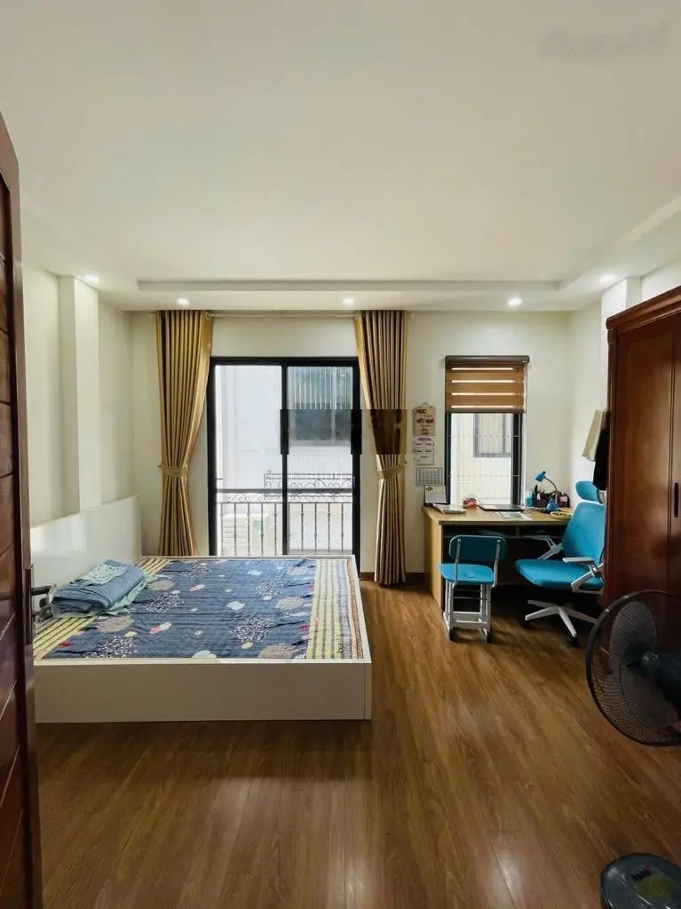 Bán nhà phố Hào Nam, 68m x 5 tầng, ô chờ thang máy, cách phố 20m, mặt tiền rộng, nhỉnh 10 tỉ