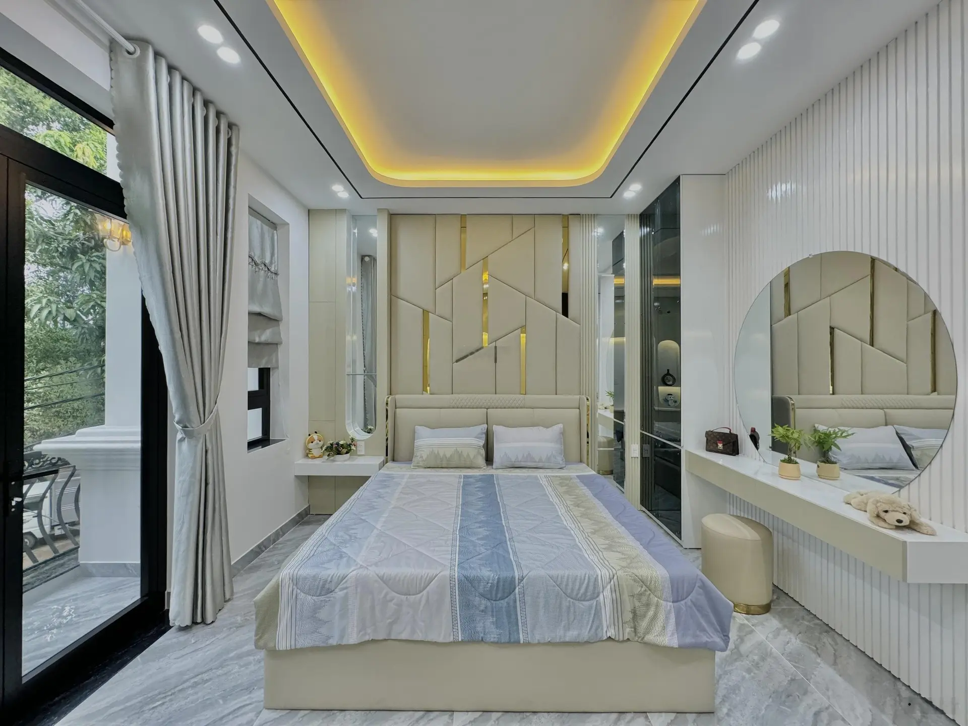 Nhà đẹp Đà Nẵng - Bán gấp nhà 3 tầng Tân Cổ Điển, thông biển, full nội thất nhà mới xây LH 09378943