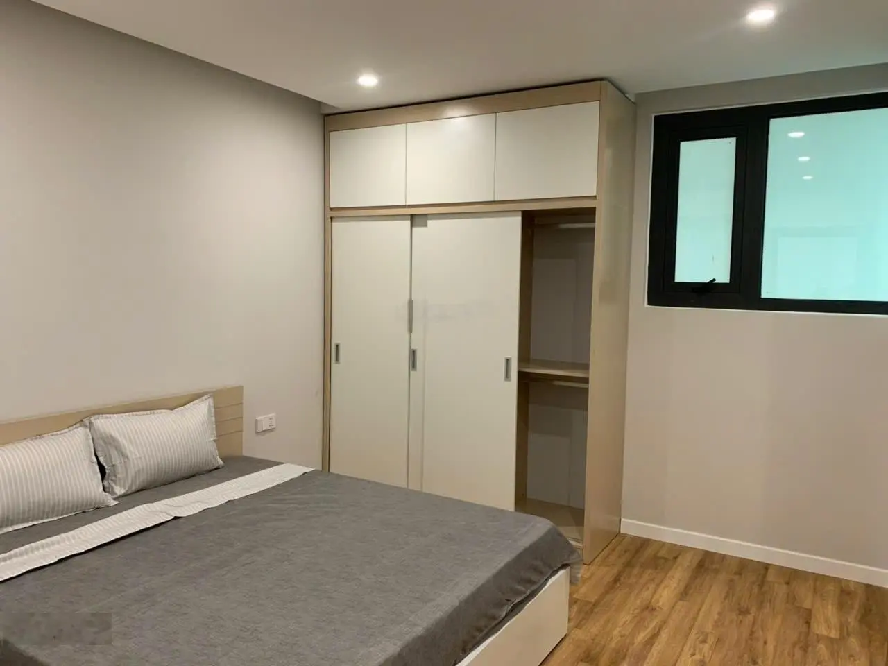 Chính chủ bán căn hộ The Legend diện tích 85,5m2, 3PN - 2WC, ban công TN cửa Đ, full nội thất