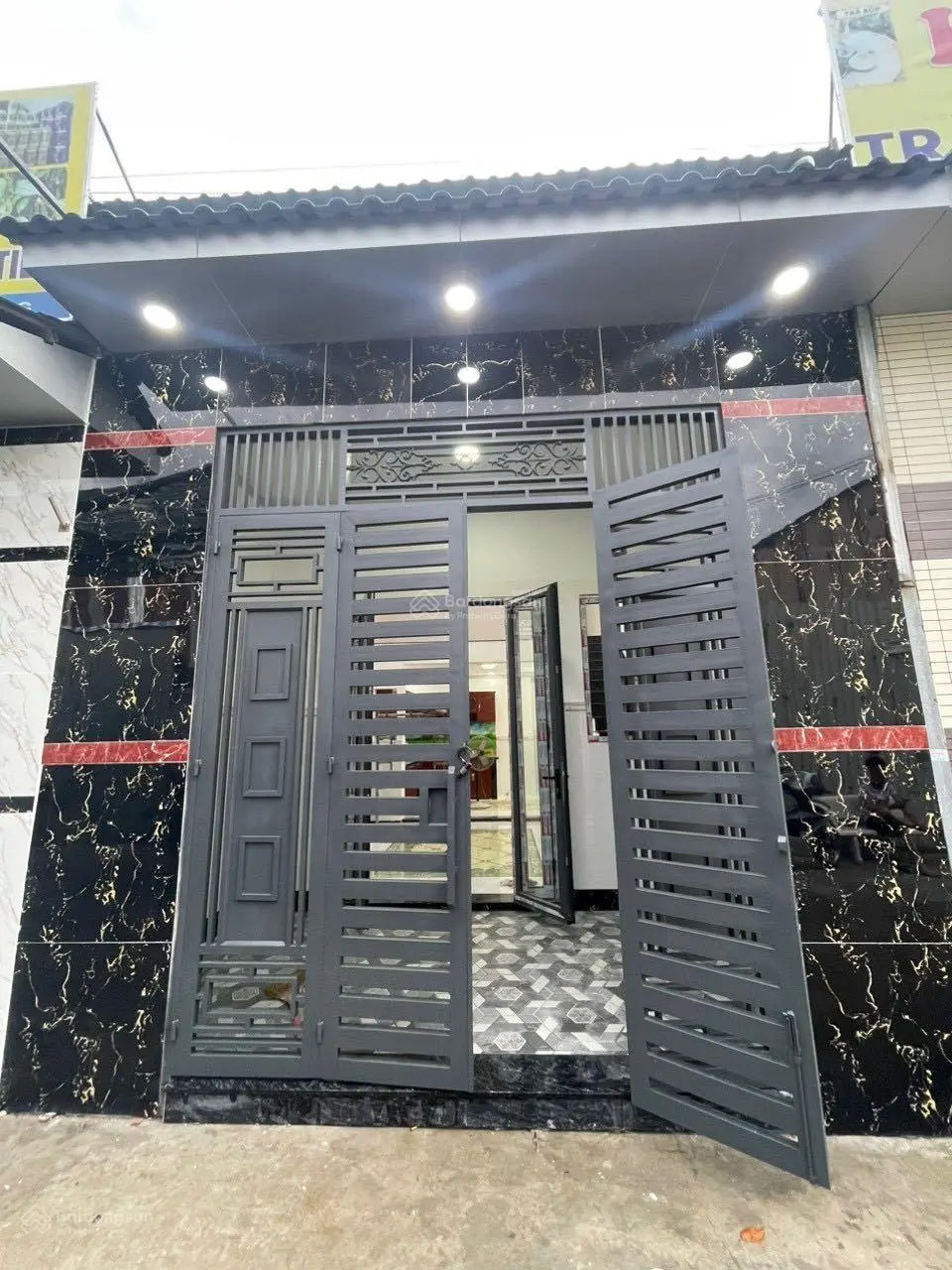 Bán nhà đẹp sổ chung mới hoàn thiện ngay ngã ba Ông Xã - TP Dĩ An - Bình Dương. DT: 50m2