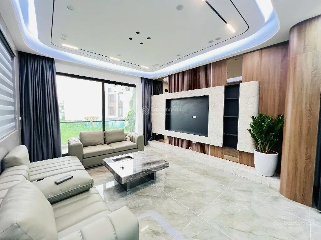 Mặt phố Ngô Gia Tự - quyền lực - 1 mặt phố 1 mặt ngõ - kd vô địch - đường to vỉa hè rộng vị trí đẹp