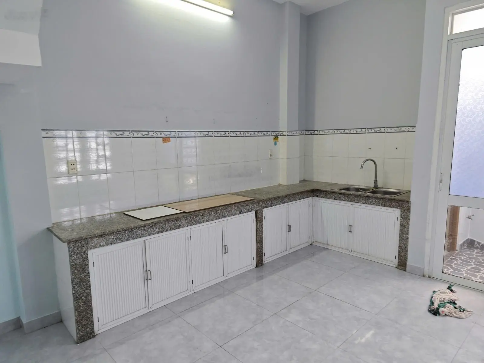 Cần bán gấp nhà 1 trệt 2 lầu, 2MT hẻm xe hơi đường Gò Cát, Phú Hữu, DT 58m2/4.25 tỷ TL