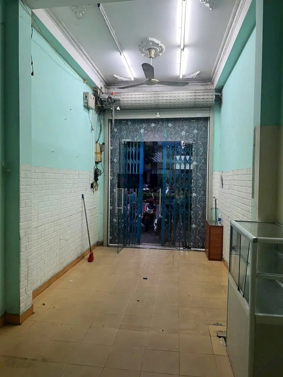 Bán nhà mặt phố Lạc Long Quân, 12,8 tỷ, 44m2, 4PN, 4WC, pháp lý đầy đủ