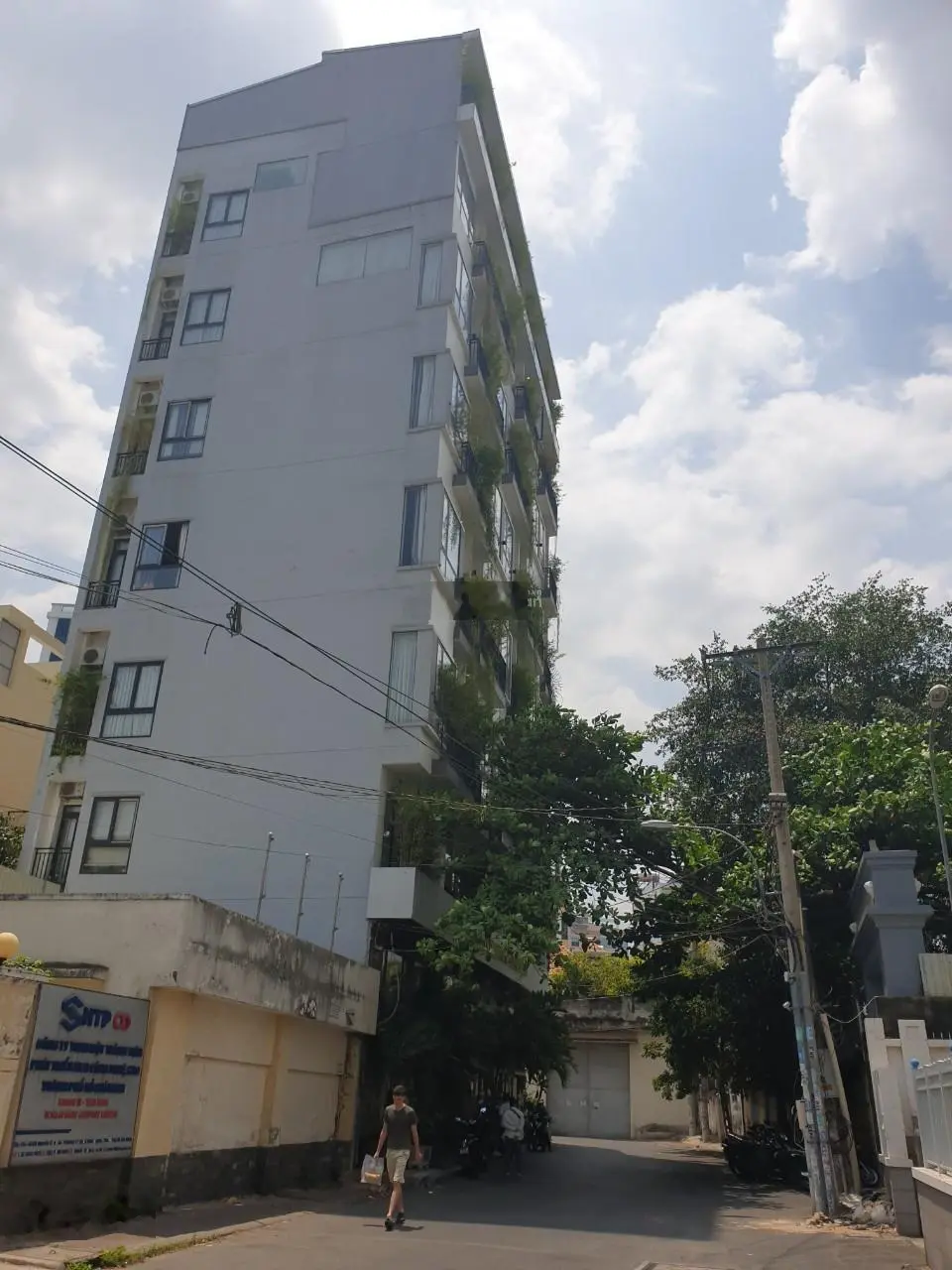 Bán tòa căn hộ dịch vụ 10x20m hầm 6 tầng 2 mặt tiền Nguyễn Cửu Vân, doanh thu 200tr