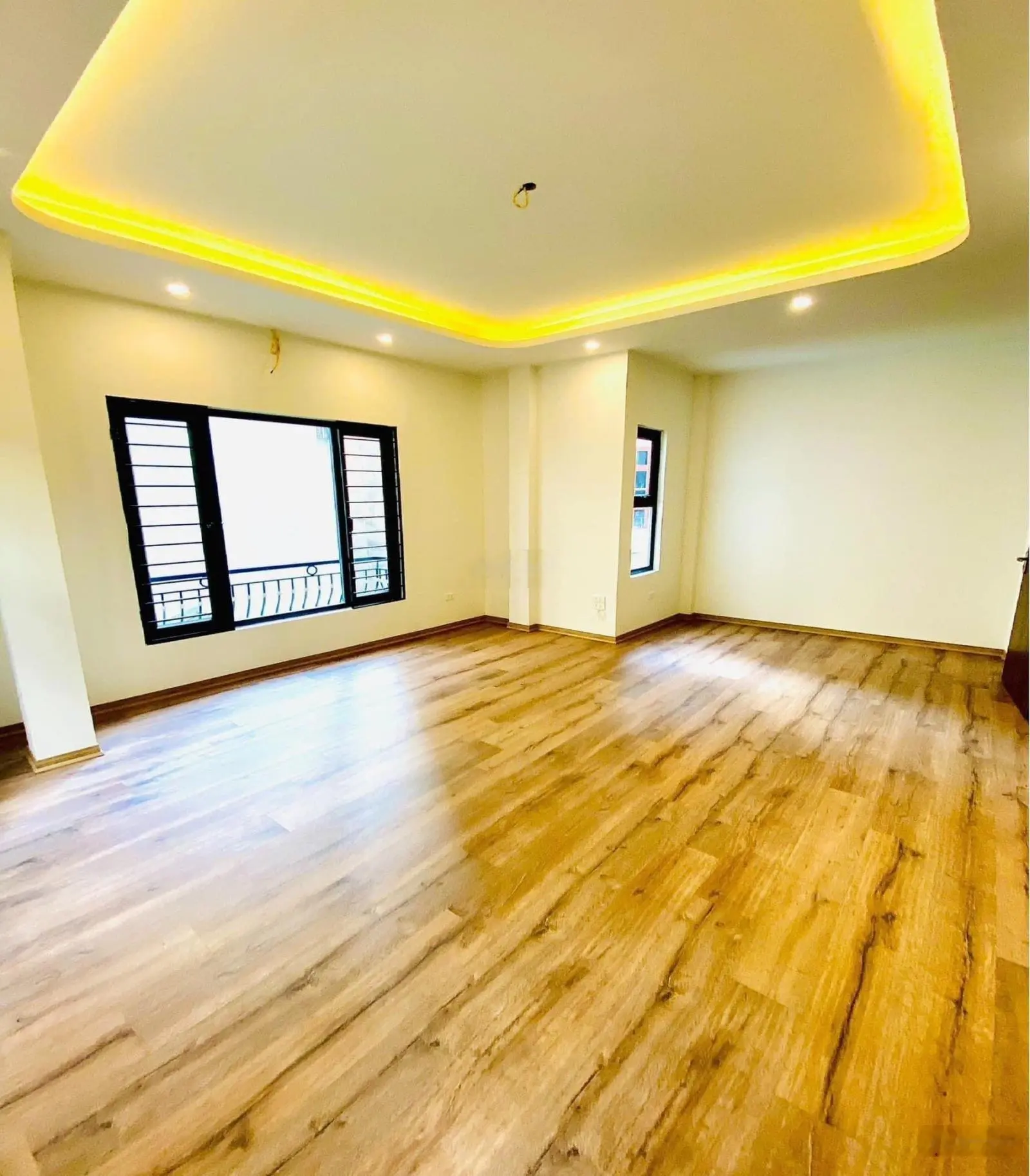 Bán nhà phố Tôn Đức Thắng quận Đống Đa, 40m2, thang máy, 5 tầng, lô góc, giá 8.2 tỷ