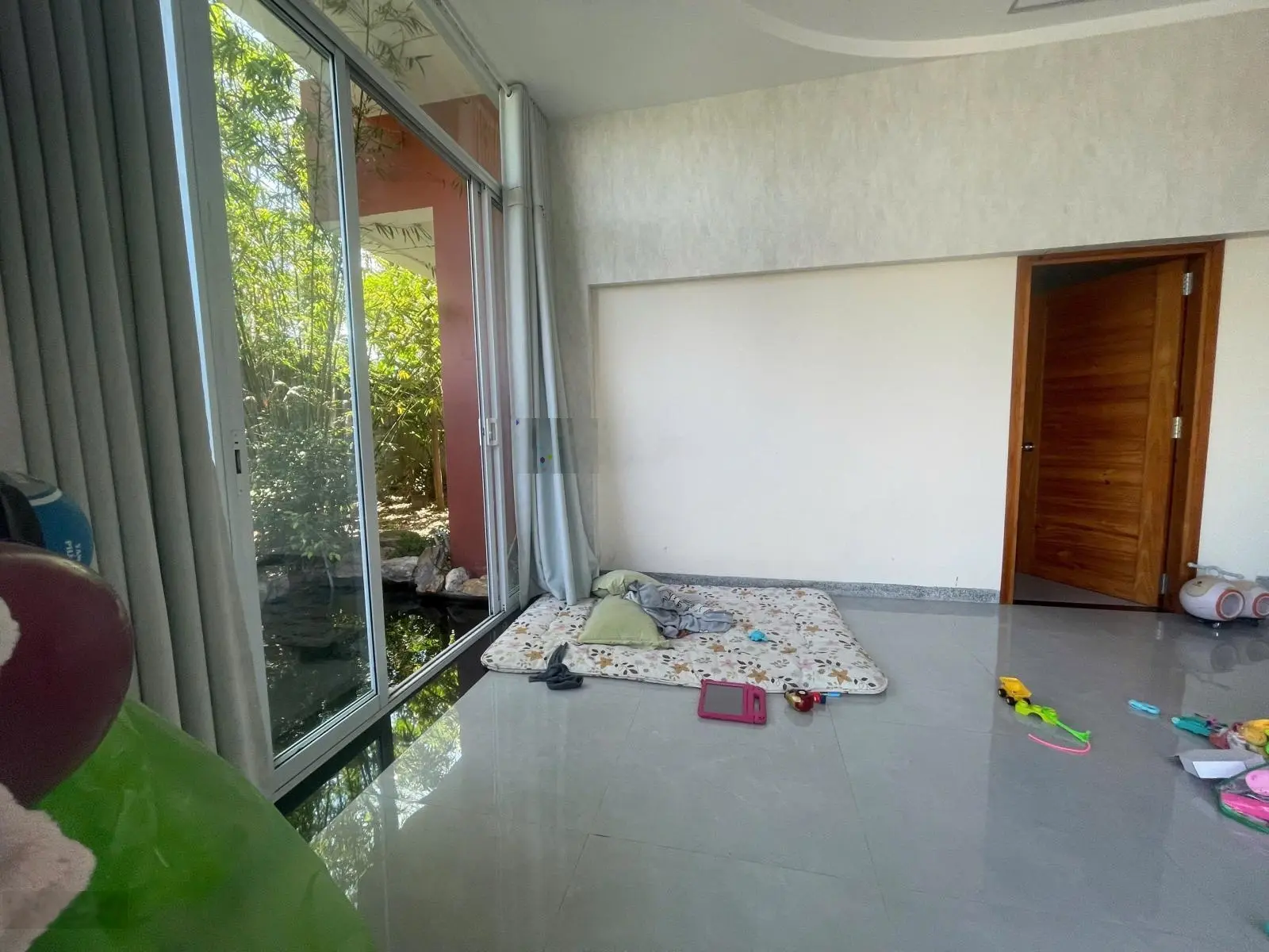 Chủ cần bán biệt thự mini ở Vĩnh Hiệp ở gần đường d30 đặc biệt có hồ bơi cách biển 7km tới bãi tắm