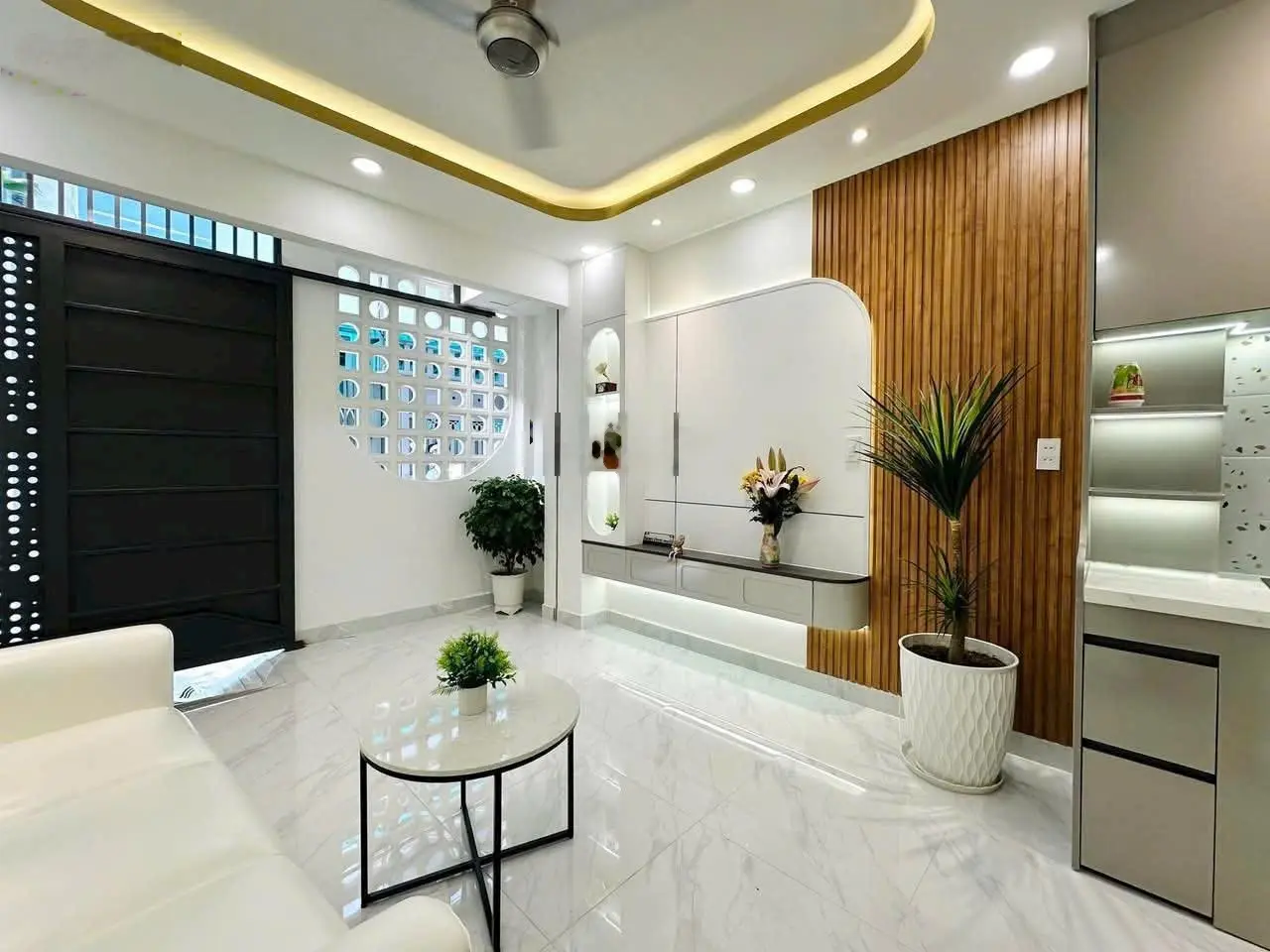 Nhà hxh Nguyễn Trọng Tuyển, 2,15 tỷ, 52 m2, 4PN, 4WC, đẹp, nhiều tiện ích. Shr sang tên ngay