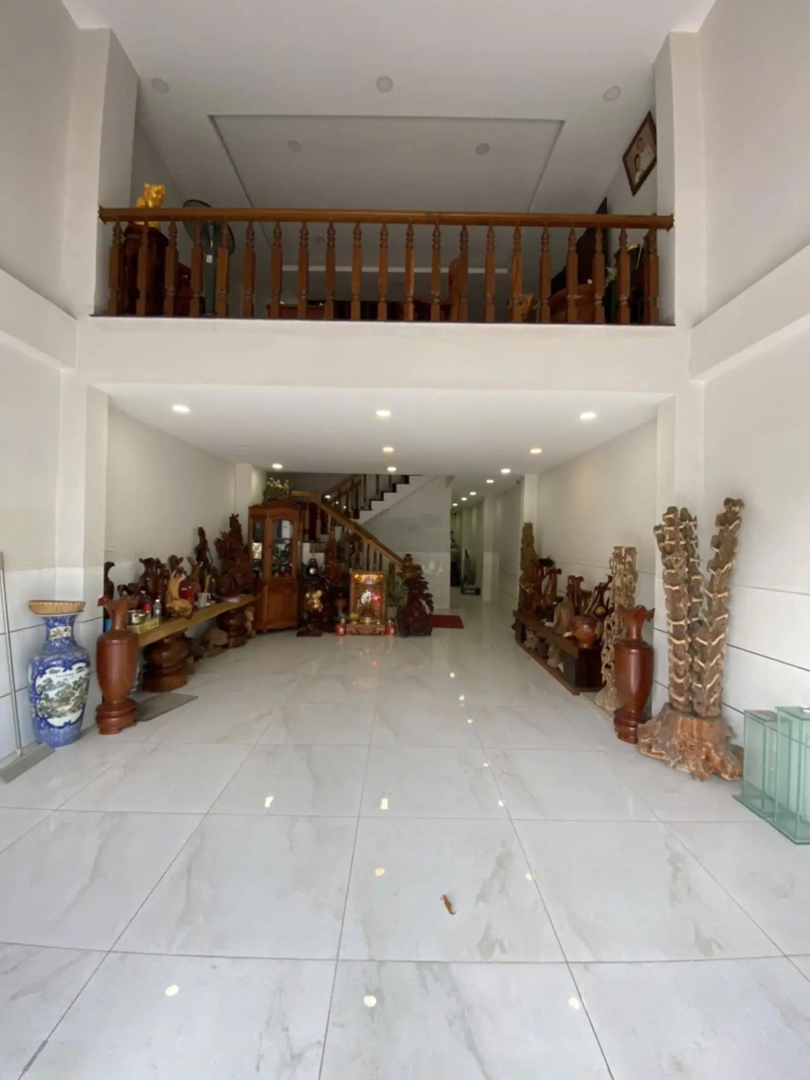 Nhà 4 tầng gần biển. Đường rộng 20m