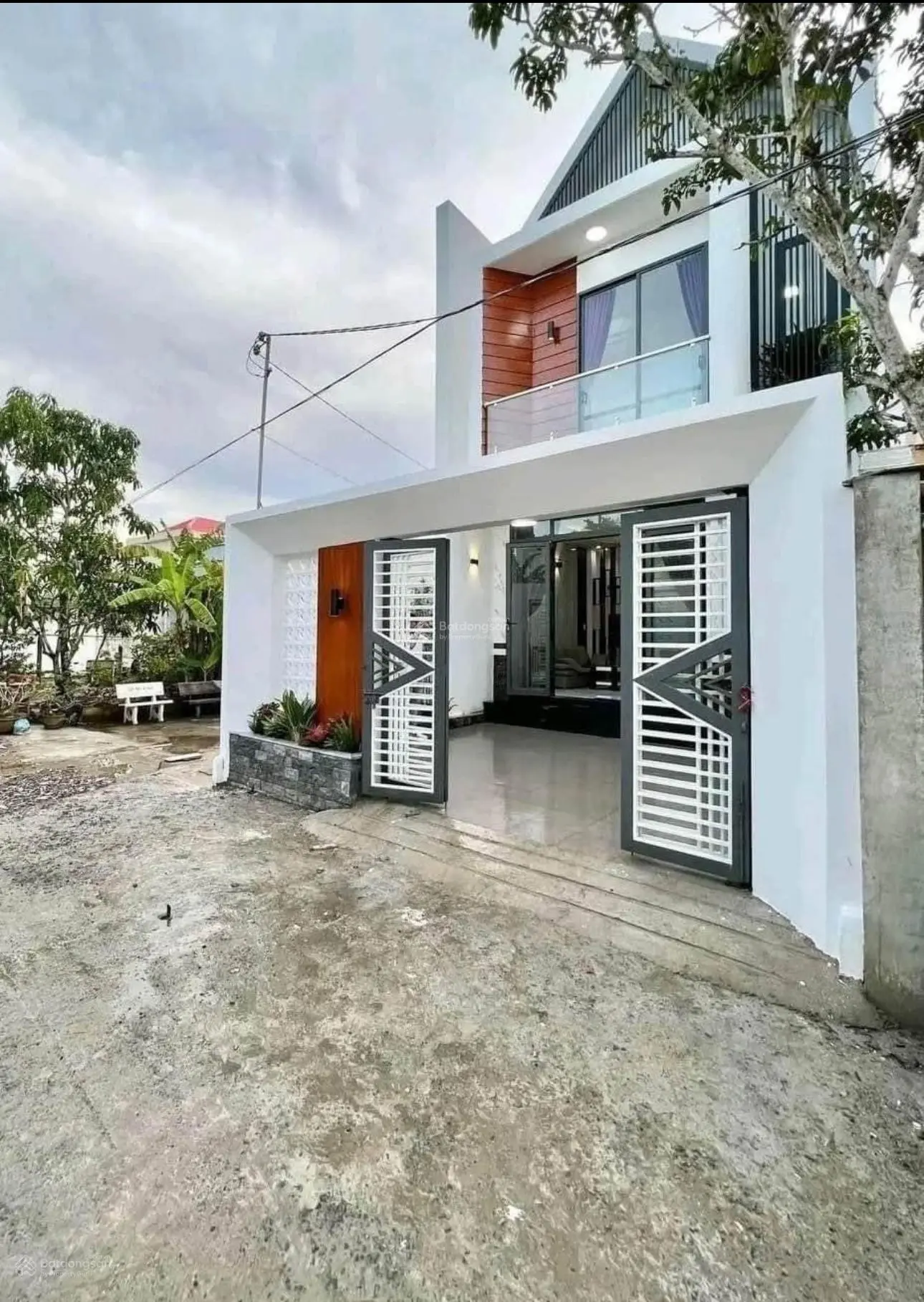 Sở hữu ngay căn nhà ngay chợ Bình Chánh giá rẻ. Sổ riêng. DT 80m2. MT 8m. Giá 1 tỷ 350
