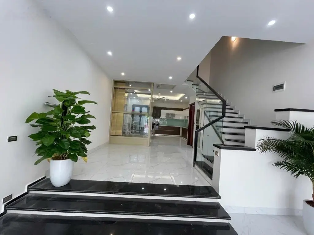 Long biên nhà đẹp ở ngay - ô tô tránh - thông tứ tung - thang máy sịn - nội thất đẹp full