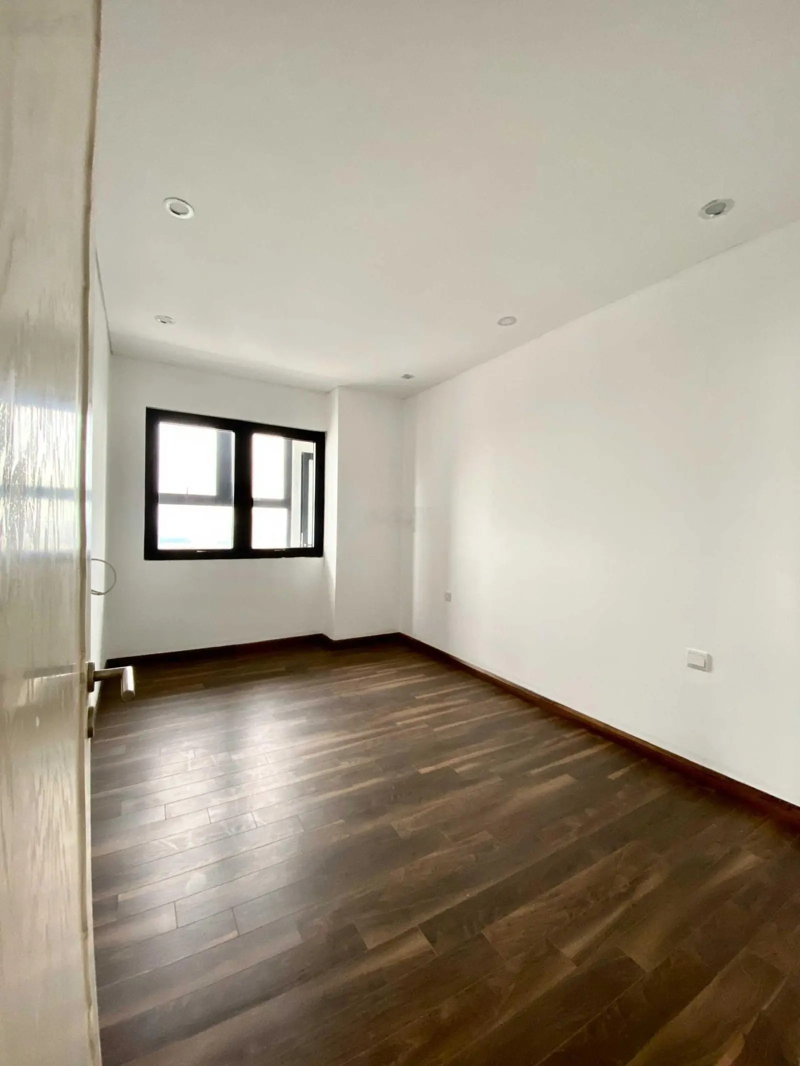 Em bán căn góc thông thủy 78m2, tầng trung đẹp đã sẵn nội thất mới + sẵn sổ. Bao phí