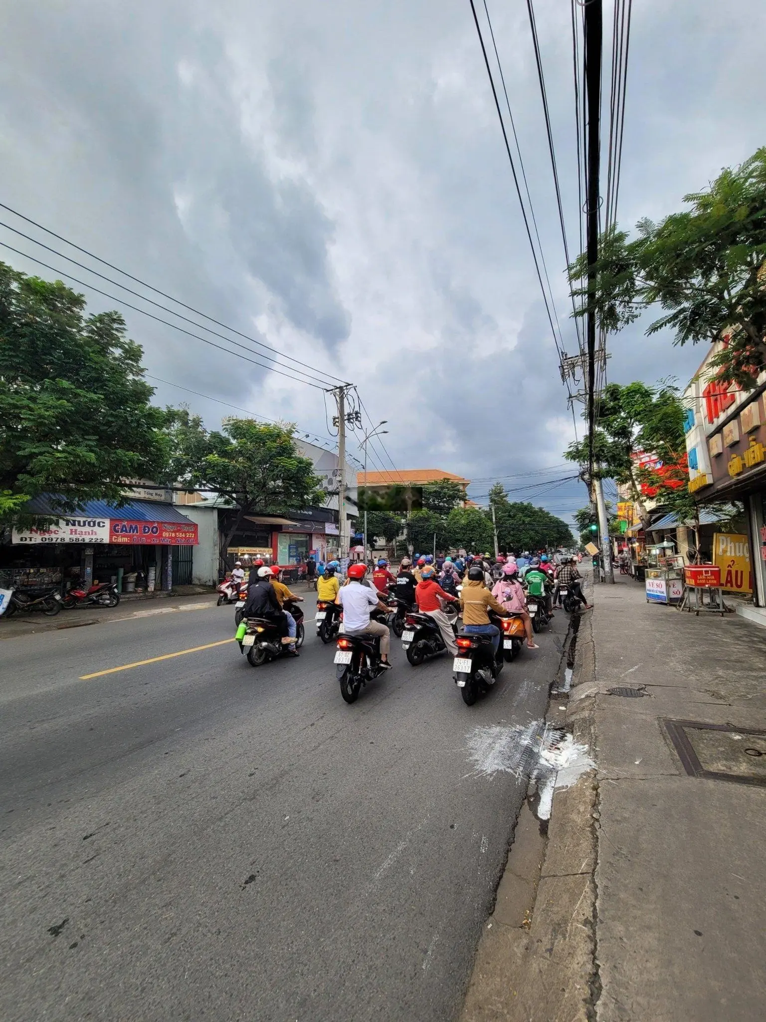 Ngộp giảm mạnh 1 tỷ bán nhà 1 trệt 1 lầu MT đường Nguyễn Trãi ngay ngã tư mồi, P. Dĩ An, Dĩ An