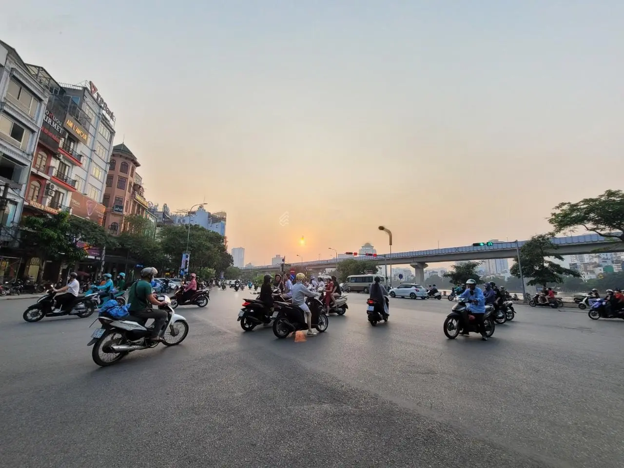 Hiếm - Bán nhà phố Hoàng Cầu, Ô chợ Dừa, Đống Đa, 58m2* mặt tiền 4.2m, ô tô vào nhà