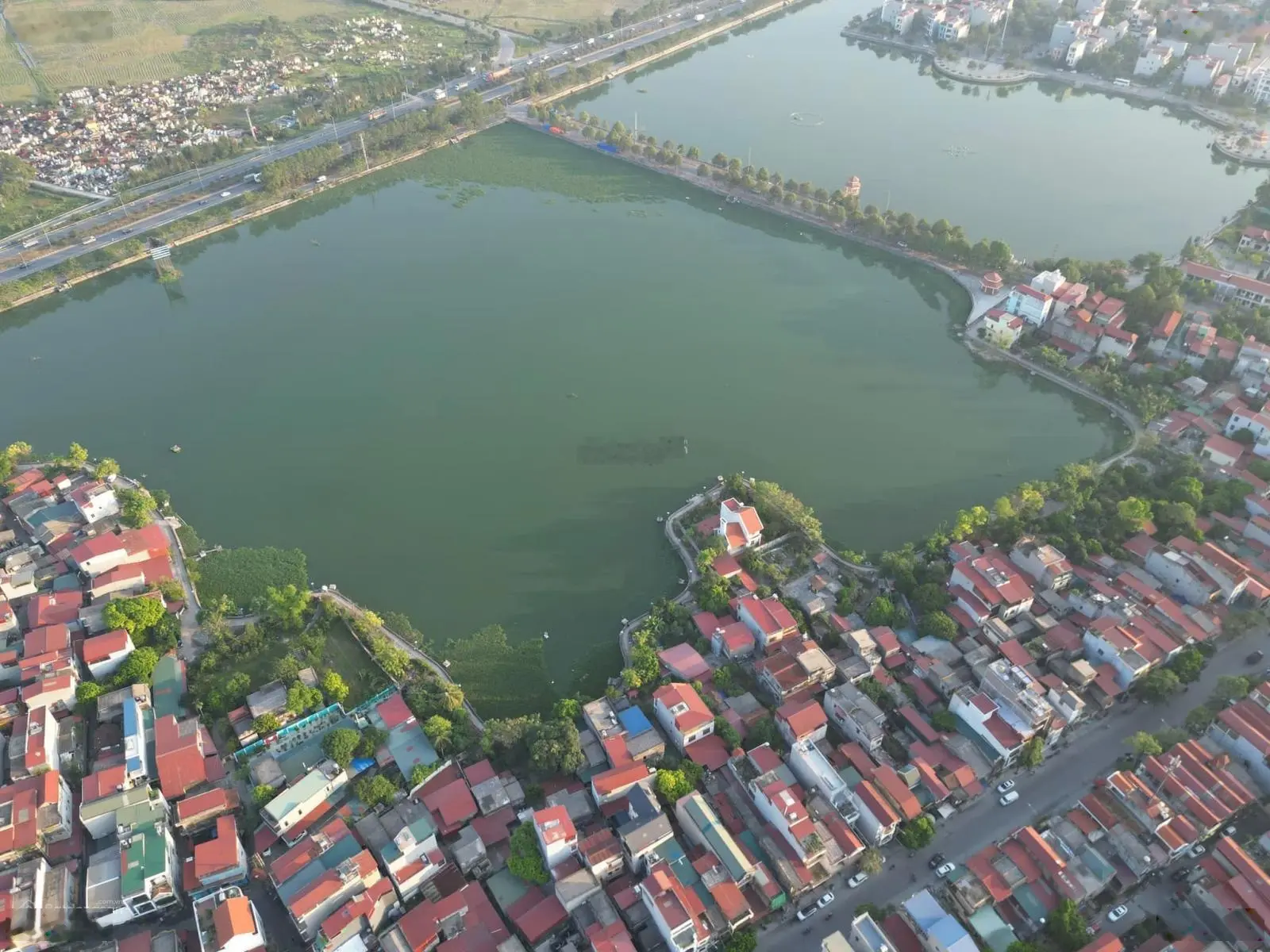 Siêu phẩm 760m2 mặt đường Hoàng Quốc Việt thông 2 đầu, sau là hồ điều hoà.