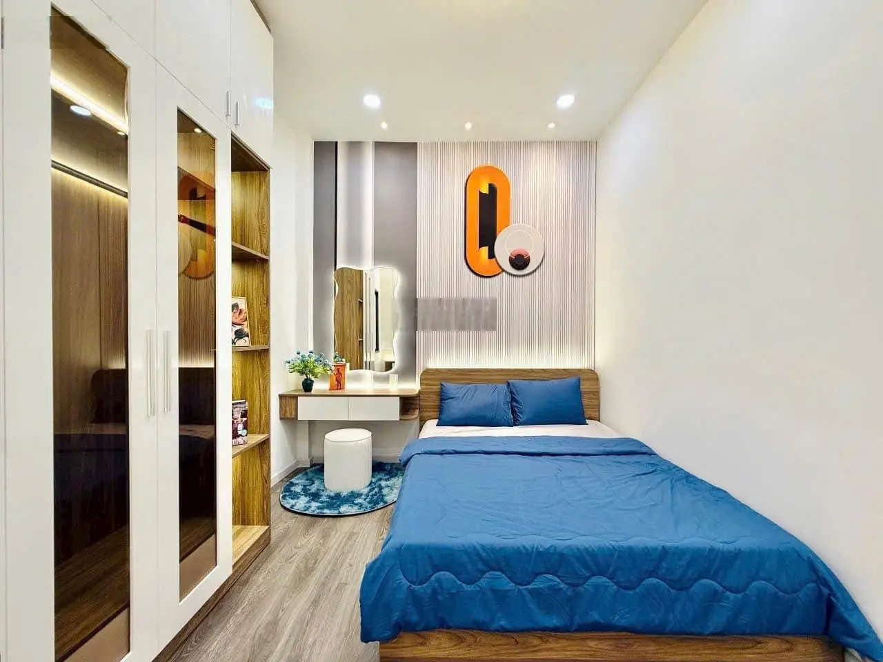 Giá 1 tỷ 990. tôi cần bán nhà phan đình phùng, phú nhuận. hxh. gần bv hoàn mỹ. lh: 0347.153.456