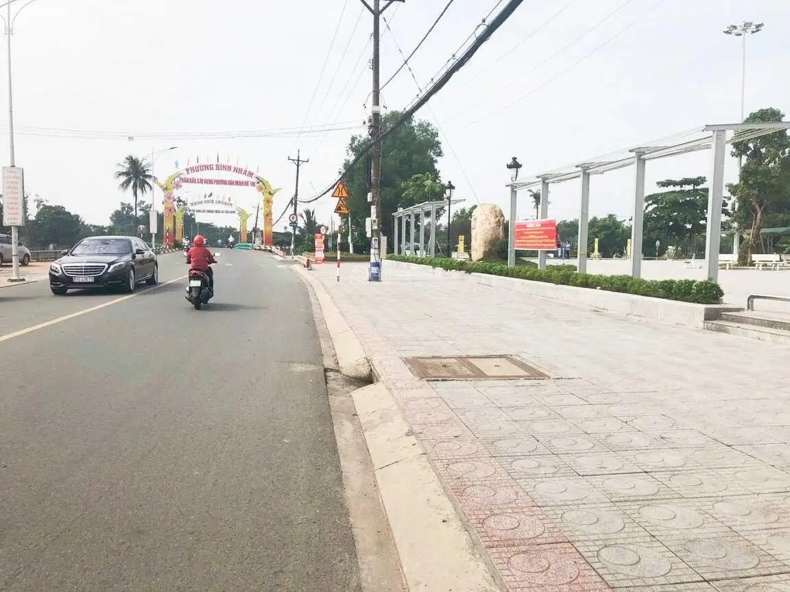 Mặt tiền nhựa gần công viên Bình Nhâm CMT8