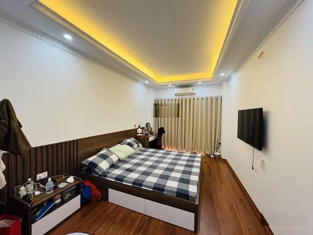 Thúy lĩnh nhà 5 tầng khung cột chắc thoáng trước sau gần ô tô