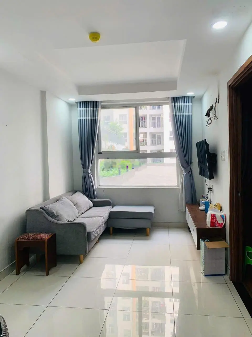 Bán gấp căn hộ 2Pn 2WC 57m2, giá chỉ 1,190 bao thuế phí, Có nội thất gỗ-093201326