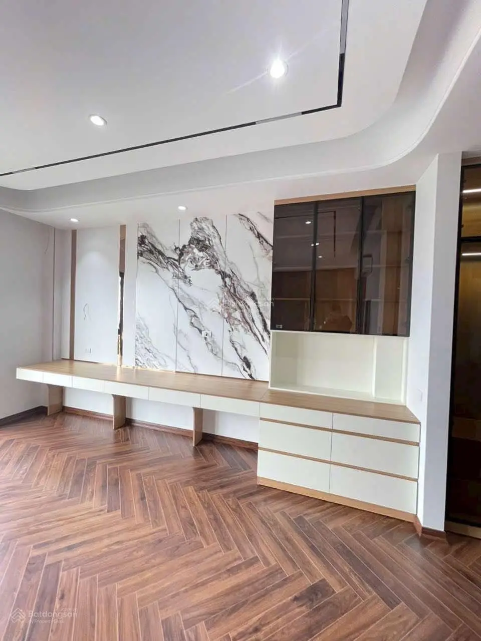 Cực phẩm, Bán tòa nhà Phố Tư Đình, Long Biên. Gara,thang máy, Vỉa hè, Kinh Doanh. DT56x5m. 16.8 tỷ