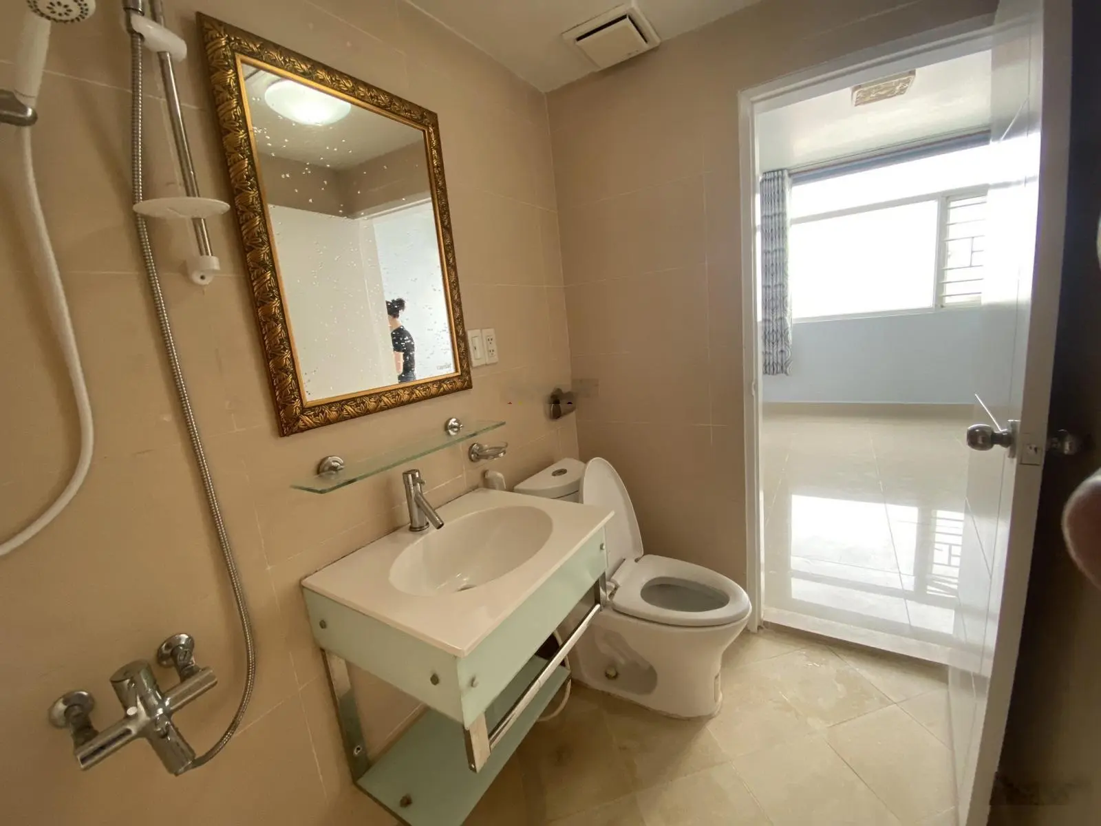 Cần tiền bán chung cư Hoàng Kim Thế Gia diện tích 117m2, 4 phòng ngủ có sổ hồng rồi