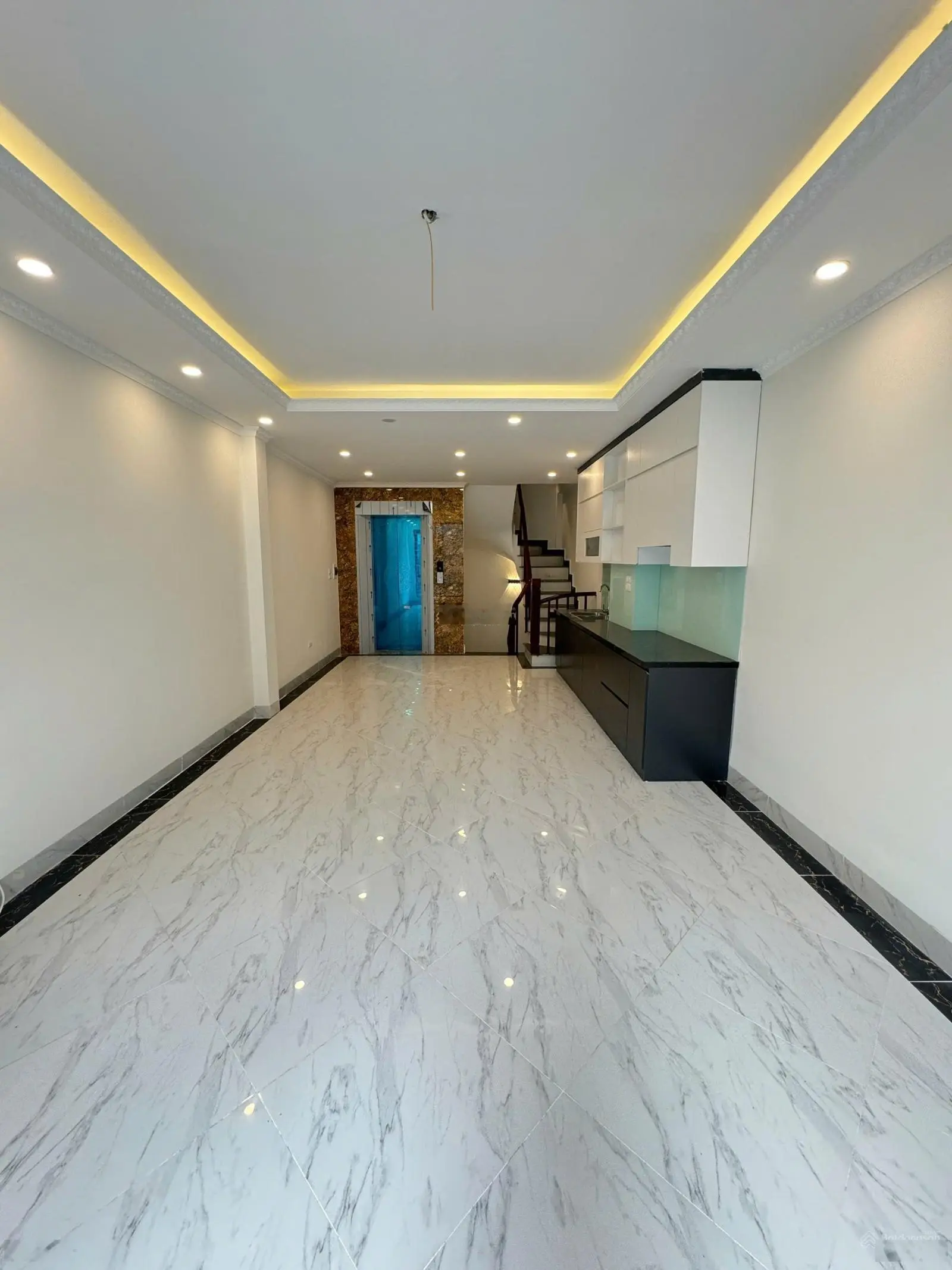 Nhà thạch bàn 45m 6 tầng thang máy gara ô tô ngõ thông 8tỷ8