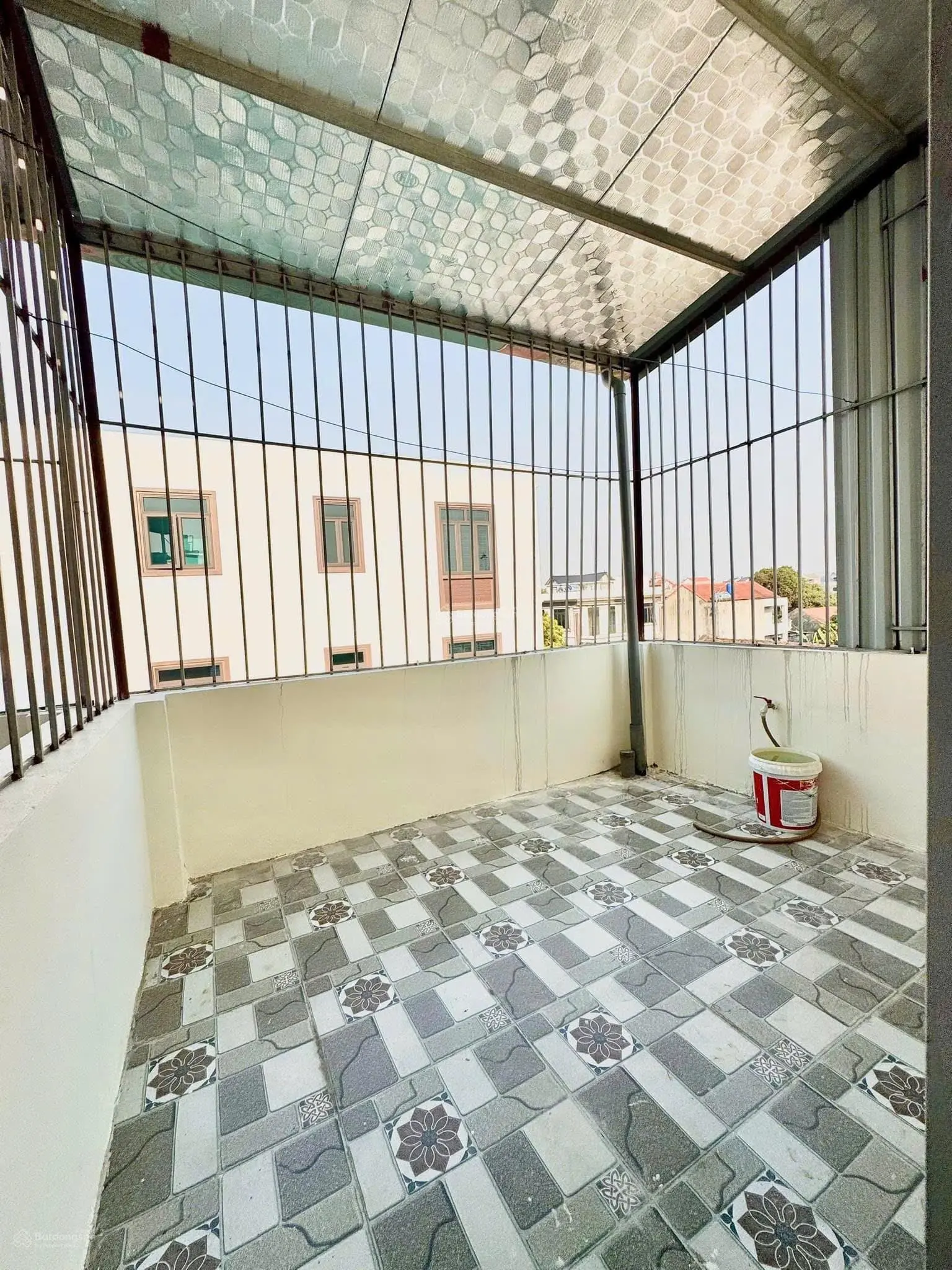 Nhà 4 tầng ngõ thông, ô tô chạy qua nhà, cách 20m ra hồ điều hòa thoáng mát - 40m2 - giá chỉ 2.4xtỉ