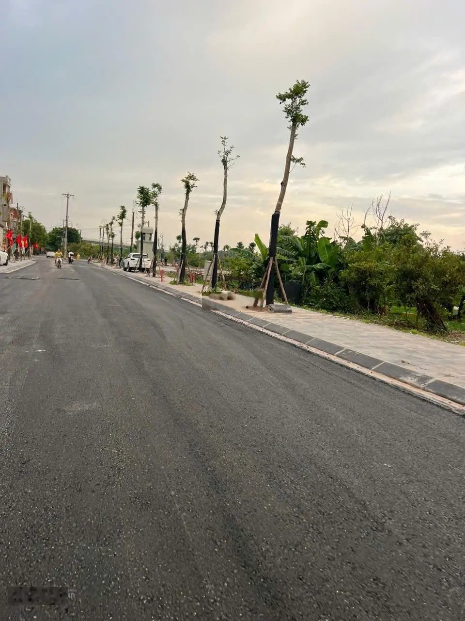 SIÊU HIẾM, SIÊU HOT _ bán lô đất 42m ô tô vào, gần khu đấu giá Cự Khối - Long Biên