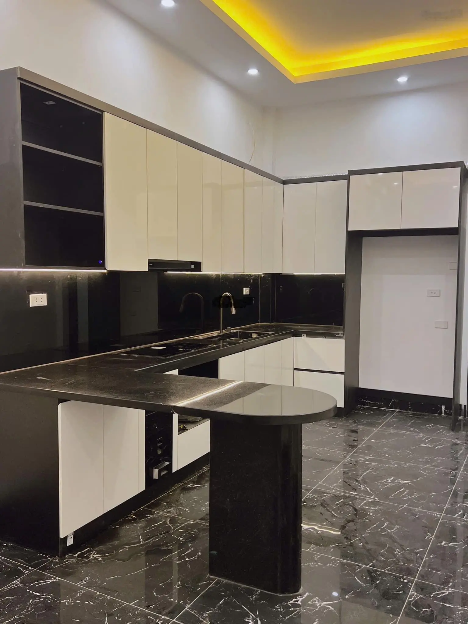 Ngõ quỳnh - phân lô - 20m ra phố - lô góc 3 mặt thoáng full nội thất cao cấp - thông tứ tung .
