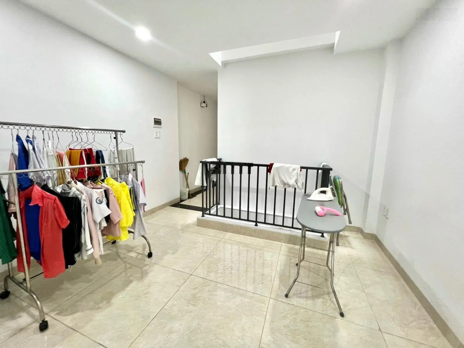 Bán nhà 4 tầng mặt tiền đường Hồng Bàng nội thất đẹp, có thang máy