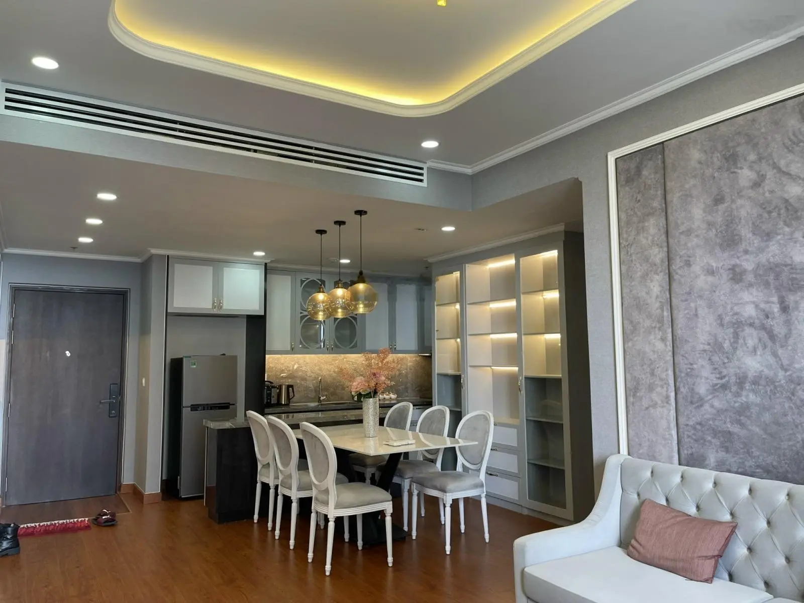 Kẹt tiền bán căn hộ 2PN The Tresor Quận 4 giá rẻ. LH: 0909 024 ***