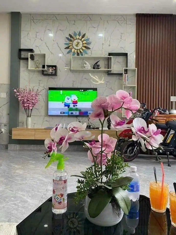 Giảm 500tr. Bán lỗ căn nhà mặt tiền kinh doanh. Nhà mới full nội thất. Đường 8m