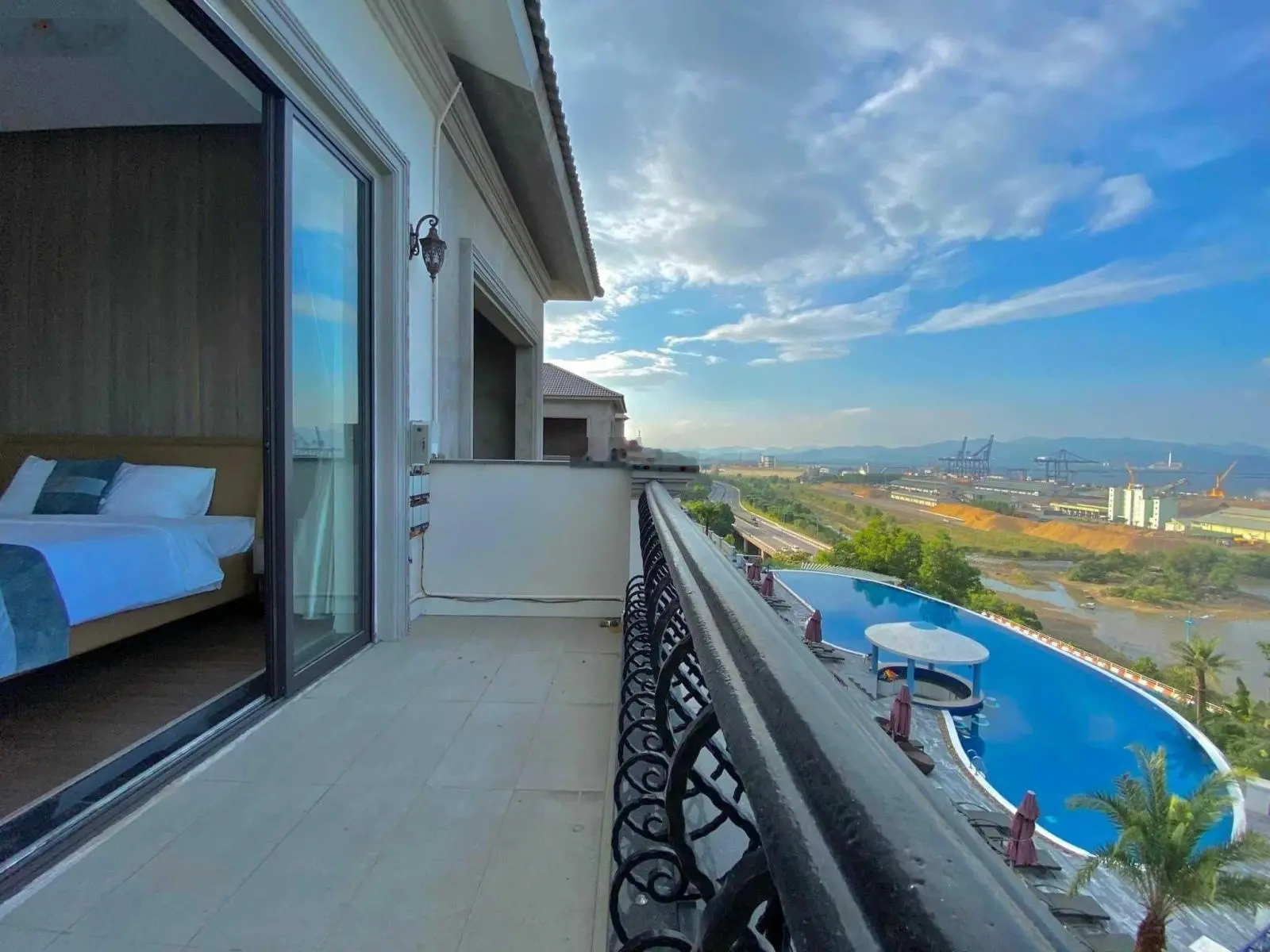 Bán căn BT Song lập trên đồi tỷ phú Beverly hills Hạ Long đã vận hành cho thuê ổn định giá 21.8 tỷ
