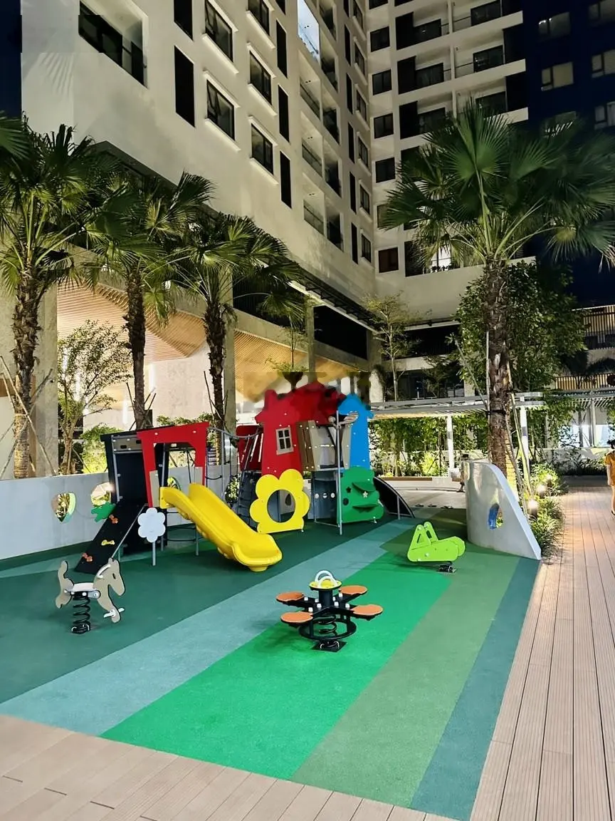 Căn hộ C Sky view tầng trung view Sài gòn 2PN 80m2 giá 2 tỷ 100. Sổ sẵn công chứng sang tên ngay