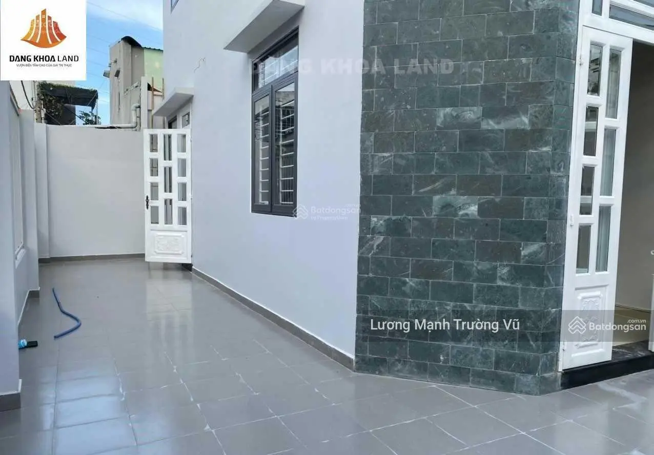 Nhà 2 mặt tiền mới đẹp hẻm xe hơi vào ở ngay, có sân đậu oto 50m2. Ngang 6.5m x Dài 11m 4tỷ6