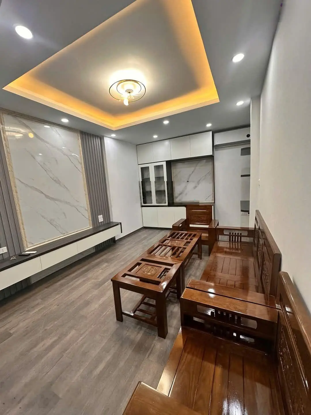 Bác nào thích chỉ 1 bước chân ra đến phố thì đừng bỏ qua nhà này ạ!!!