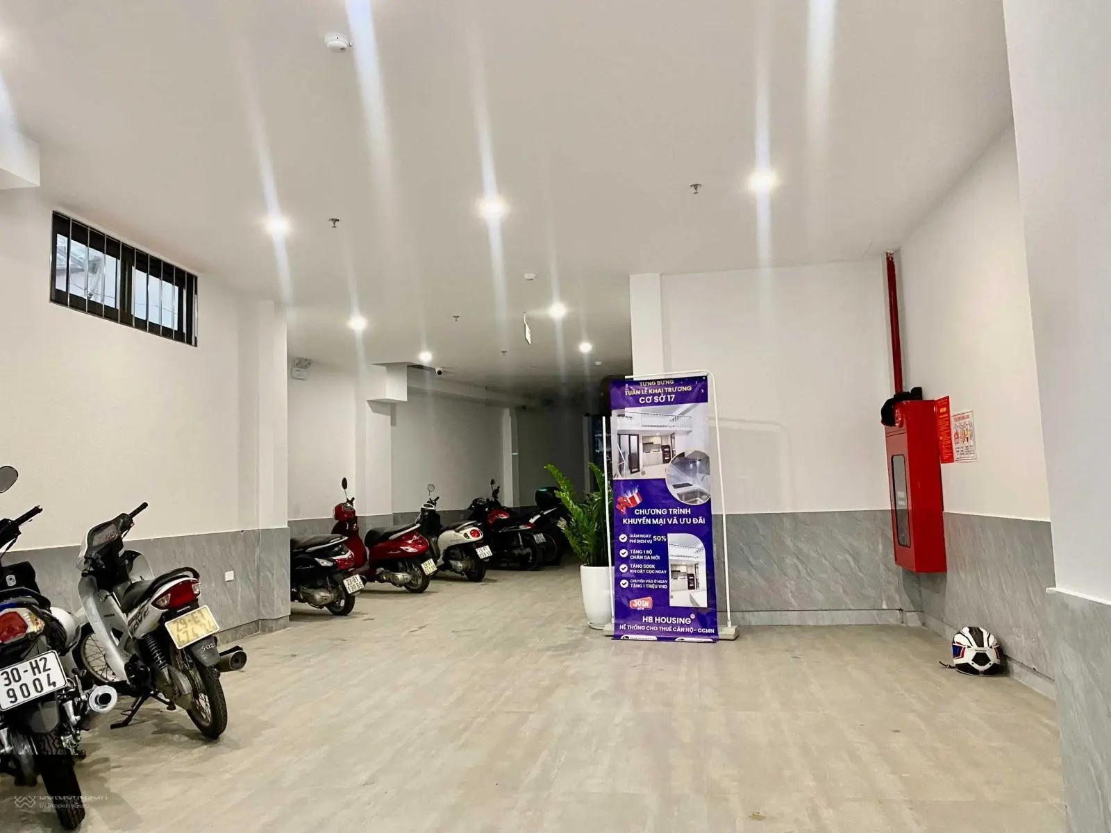 Bán toà nhà dòng tiền - Lạc Long Quân - 146m2*8T*MT 4m* giá 22tỷ nhỉnh - ngõ ôtô tránh - 20m ra phố