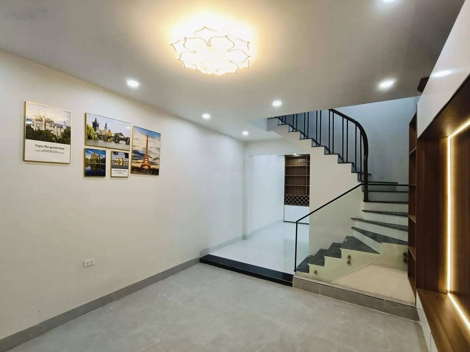 Bán nhà mặt ngõ Hoàng Cầu, 6 tầng, lô góc giá 10 tỷ