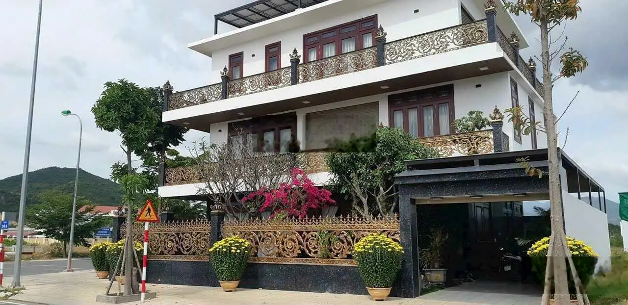 Bán căn biệt thự DT 242m2 vị trí góc đường rộng 27m đầy đủ nội thất xịn thuộc KDT Mỹ Gia, Nha Trang
