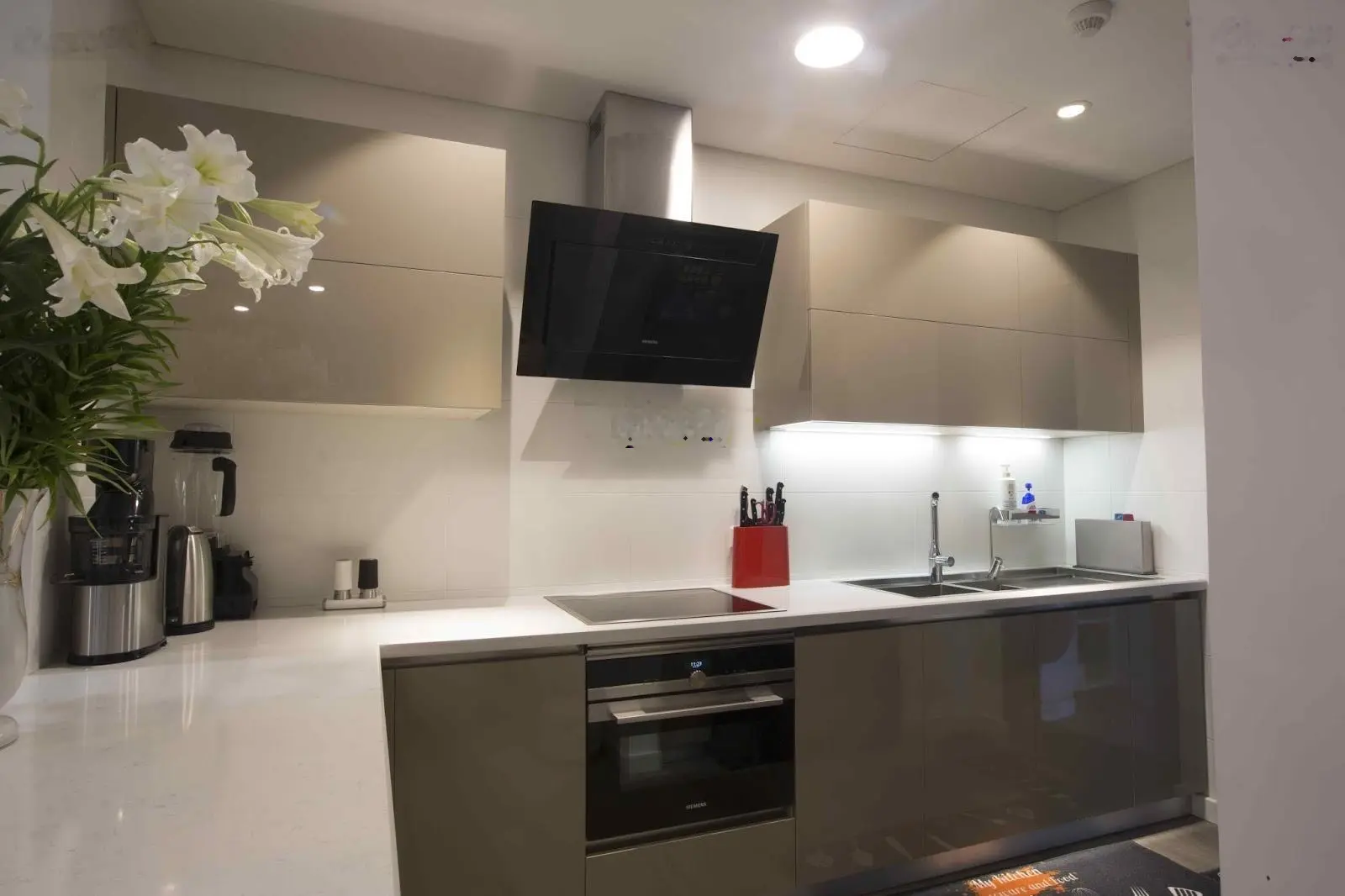 Chính chủ bán căn góc view hồ 2 ngủ 80m2 giá 5,6 tỷ CC Sky Park, sẵn sổ full nội thất