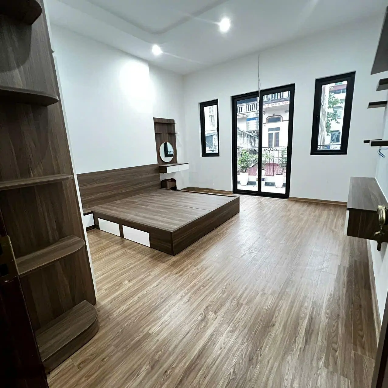 BÁN NHÀ THẠCH BÀN LONG BIÊN 32M 6 TẦNG Ô TÔ ĐỖ Cổng CHỈ 4,15 TỶ CTL SÂN CỔNG RIÊNG Dt 32mx6t