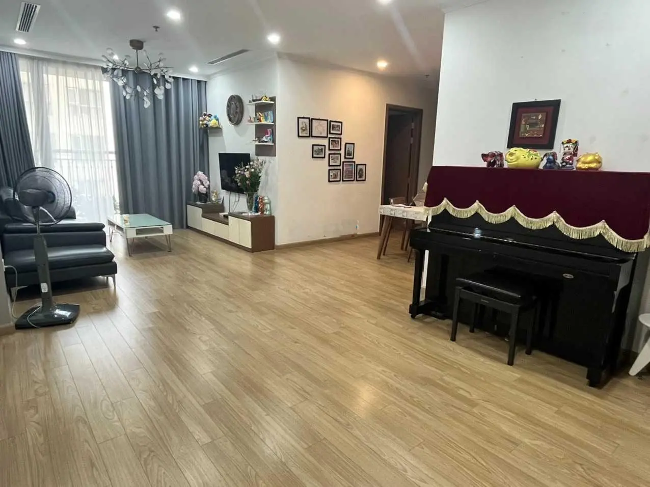 Bán căn hộ 3 ngủ 106 m2 ban công Đông Nam giá 8.3 tỷ sổ đỏ sẵn sàng giao dịch