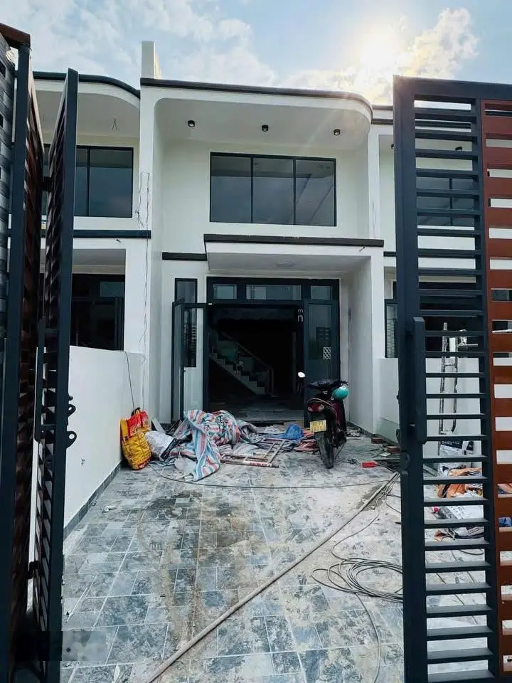 Cần tiền bán nhà giá rẻ với trả trước 699tr, sổ riêng thổ cư, gần BigC Dian Bình Dương