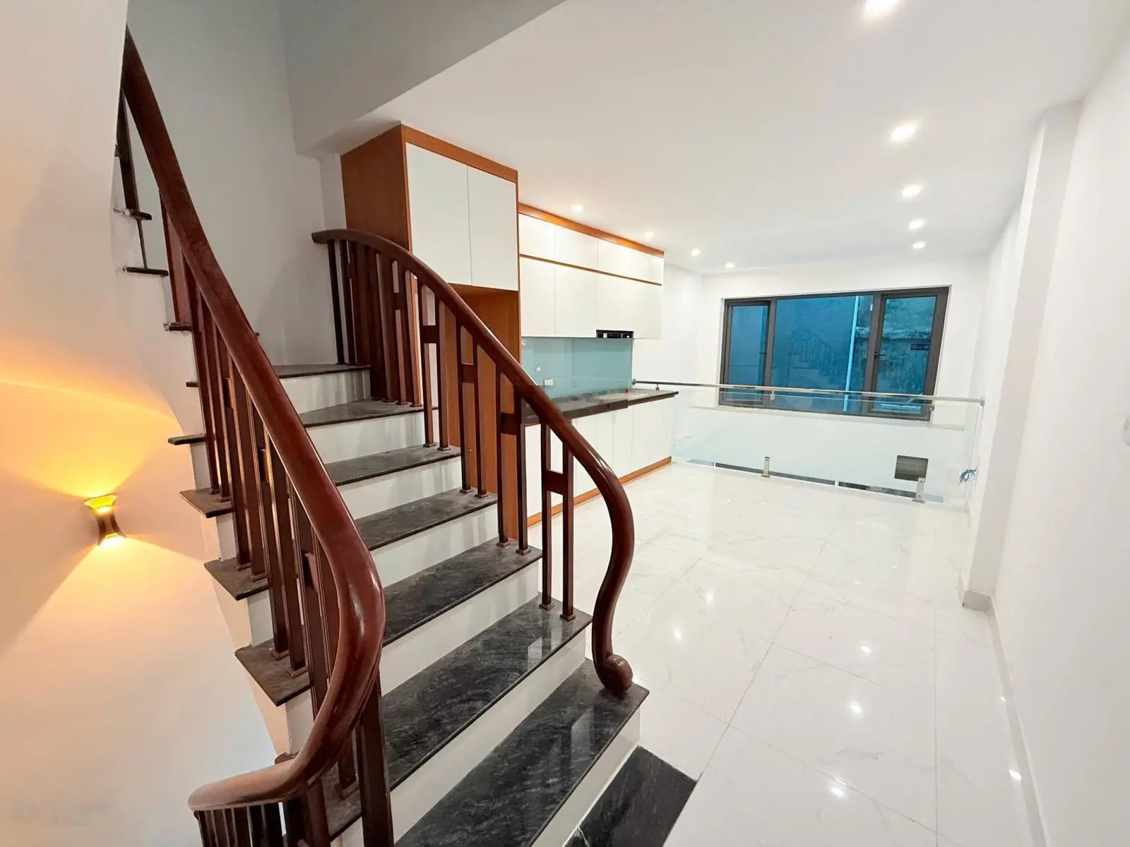 Bán nhà 35m phố Giang Biên Việt Hưng ô tô đỗ cổng