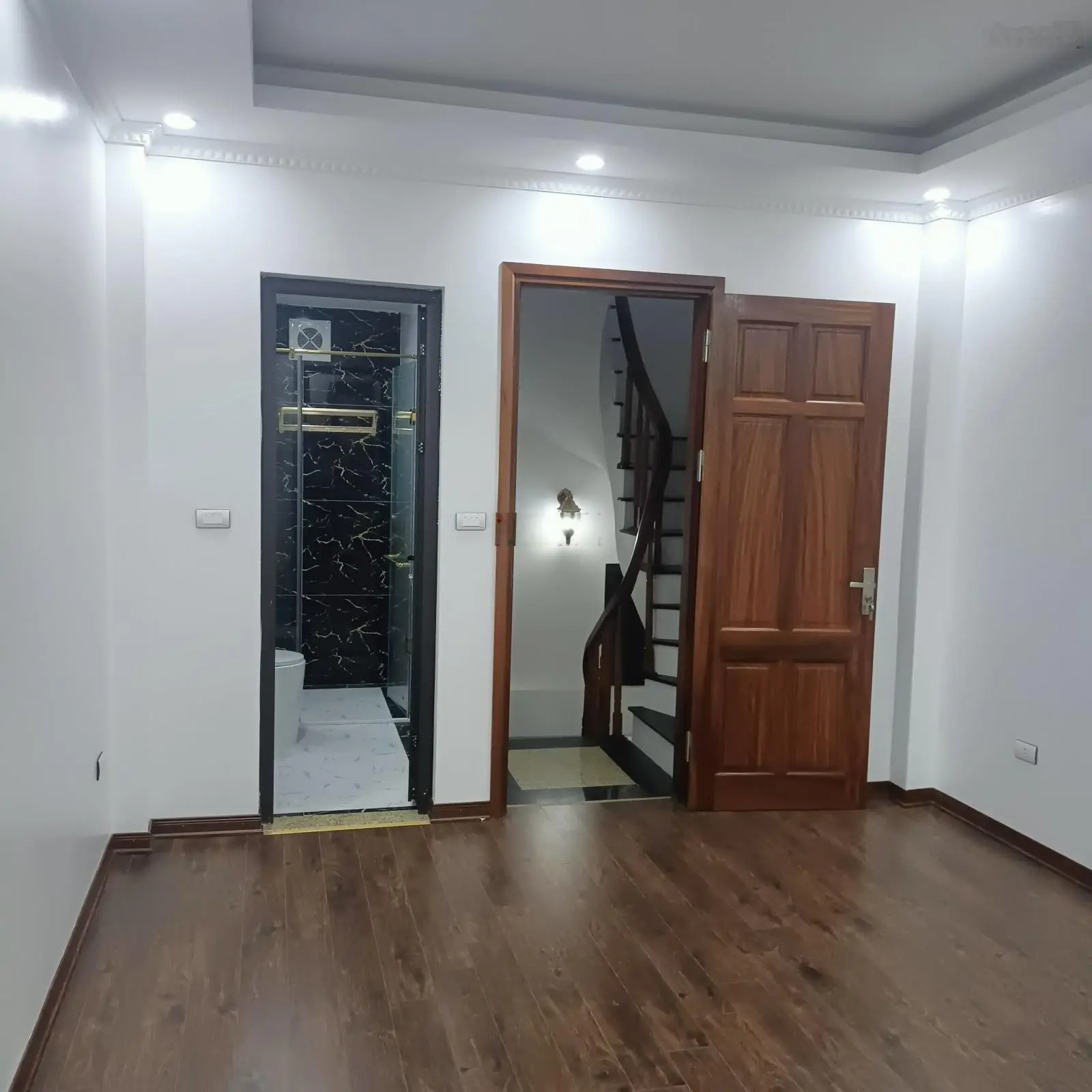 Cần Bán Nhà riêng Mặt phố Hào Nam 60m 6 tầng MT 4,0 m hơn 20 tỷ lô góc KD sầm uất vỉa hè 6m ÔTô.