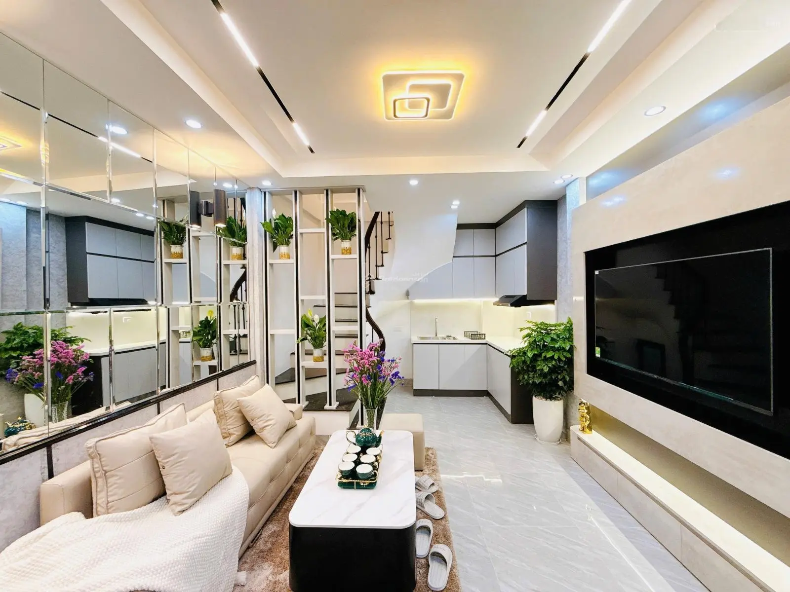 Nhỉnh 4 tỷ có ngay căn nhà 21m2 6 tầng trung tâm Đống Đa ngõ thông